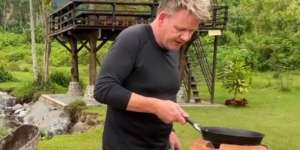 Aksi Gordon Ramsay Masak Omlet Rendang, Bikin Lapar!