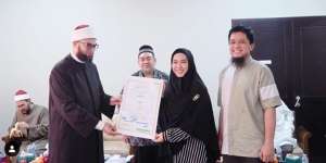 Oki Setiana Dewi Dapat Ijazah Sanad Bacaan Quran dari Syaikh Asal Mesir