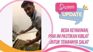 Beda Keyakinan, Pria Ini Pastikan Kiblat Untuk Temannya Salat