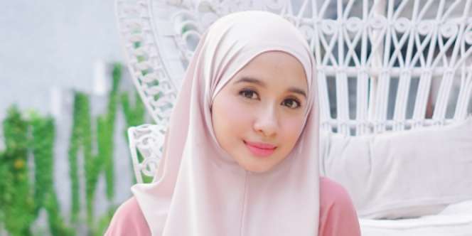 Koleksi #HijabDiRumahAja Laudya Cynthia Bella di Tengah Kabar Perceraian