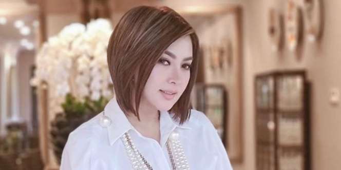 Gaya Cetar Syahrini Pakai Sepatu Mewah dengan Pose Menantang