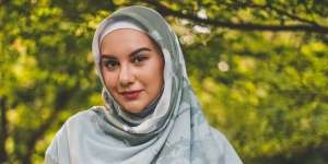 Perut Makin Besar, Cantiknya Irish Bella Berbalut Mukena
