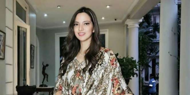 Berjemur Sambil Pamer Bahu Mulus, Nia Ramadhani Mirip Artis Drakor?