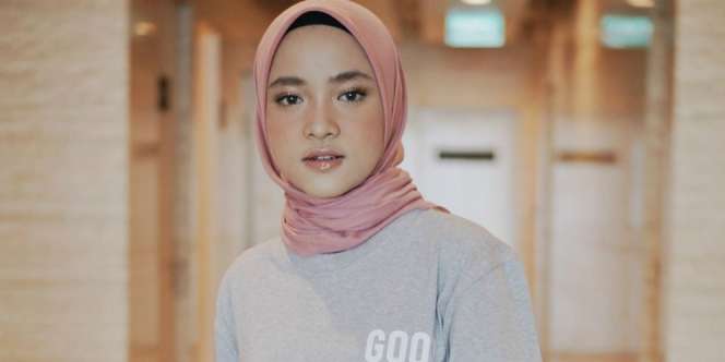 Cuek Pakai Kaus Kebesaran, Nissa Sabyan Banjir Pujian