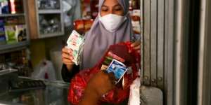 Potret Nasib Pedagang di Hari Kedua Larangan Kantong Plastik