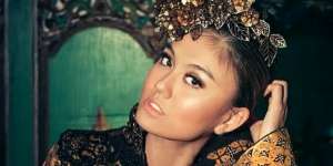 Gaya Elegan Agnez Mo dalam Balutan Kebaya Cheongsam, Glamor!