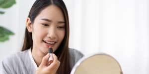 8 Teknik Dasar Pemakaian Makeup Agar Tahan Lama