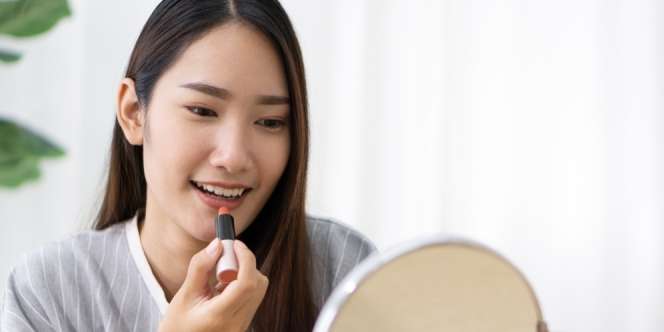8 Teknik Dasar Pemakaian Makeup Agar Tahan Lama