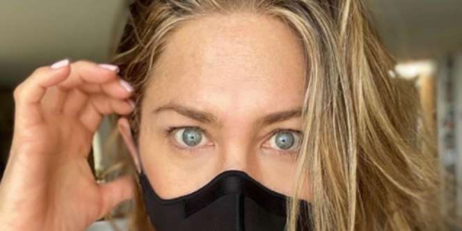 Penampilan Polos Jennifer Aniston Saat Pakai Masker