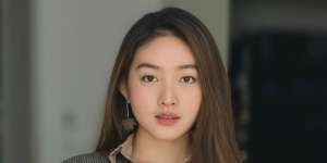 Pamer Otot Perut Sambil Gigit Rantai, Pose Dewasa Natasha Wilona Bikin Heboh