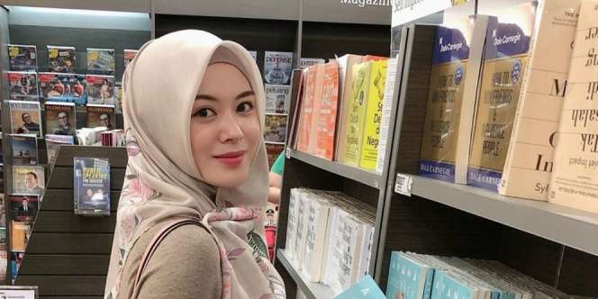 Gaya Denim Chic Ayana Moon untuk Era New Normal