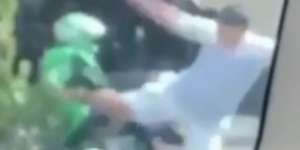 Viral, Ojol Ditendang Pengendara Arogan Hingga Terjengkang