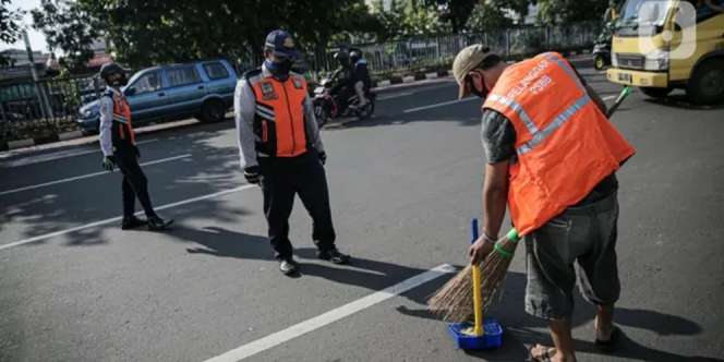 Warga Tak Patuh PSBB Transisi, Siap-siap Disuruh Menyapu Jalan