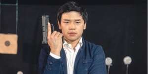 Foto ala James Bond Sambil Pamer Pistol, Unggahan Anak Ahok Bikin Syok