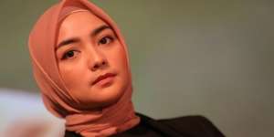 Gaya Modis Citra Kirana Pamer Baby Bump dengan Outfit Minimalis