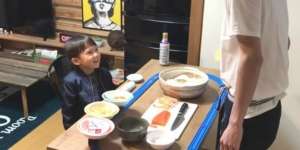 Kreatif, Ayah Bikin Sushi ala Restoran Pakai Mainan