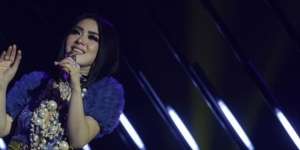 3 'Kembaran' Syahrini, Mulai Tukang Rujak Sampai Model