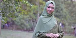 3 Inspirasi Gaya dengan Tren Warna Chive Green