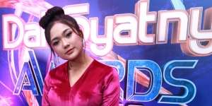 Pamer Foto Nyandar di Bahu Pria, Inikah Kekasih Marion Jola?