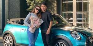 Heboh! Baru 6 Bulan Pacaran, Bek Timnas Beri Kado Mini Cooper untuk Kekasihnya