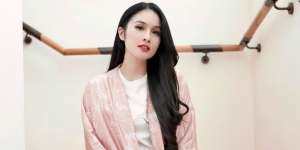 Tajir Melintir, Sandra Dewi Tetap Stylish Pakai Outfit di Bawah Sejuta