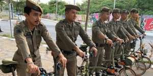 Foto Viral 6 Satpol PP Berpose Dengan Sepeda Brompton