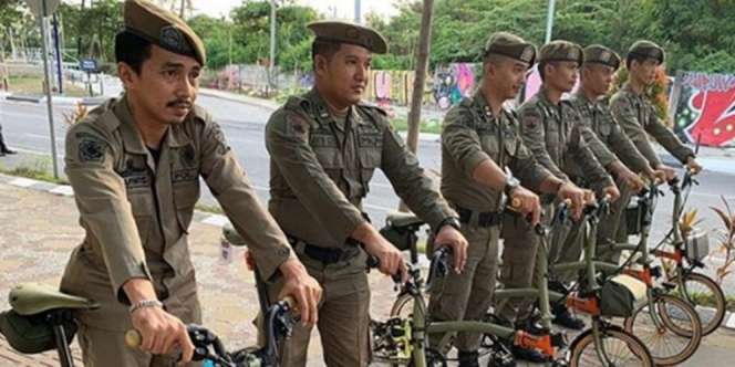 Foto Viral 6 Satpol PP Berpose Dengan Sepeda Brompton