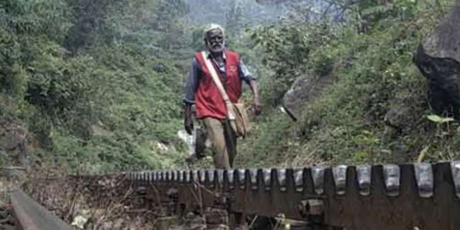 Perjuangan Tukang Pos, 30 Tahun Keluar Masuk Hutan Lebat 15 Km