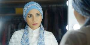Simple Minimalis, Gaya Hijab Turban Etnik ala Meisya Siregar
