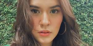 Tutupi Jerawat di Pipi, Gaya Raisa Bikin Warganet Salting