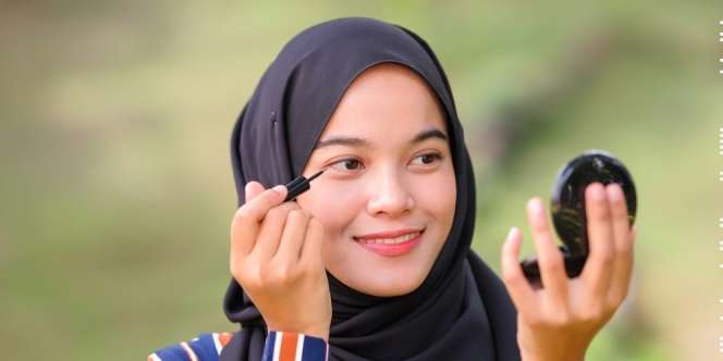 6 Trik Membuat Eyeliner Wing untuk Pemula