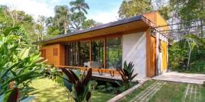 Tak Perlu Bayar Listrik, Rumah Asri Ini Punya Sumber Energi Sendiri