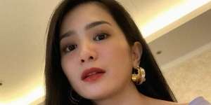 Berbalut Makeup Tipis, Wajah Bening Bunga Zainal Jadi Sorotan