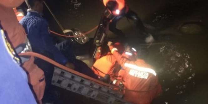 Detik-detik Minibus Terjun ke Sungai Kalimalang, Ibu dan Anaknya Tewas