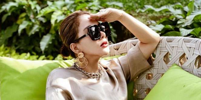 Pakai Heels Mewah, Bentuk Sepatu Syahrini Bikin Riuh