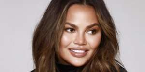 Rahasia Kulit Glowing Chrissy Teigen yang Dibanderol Rp12 Juta