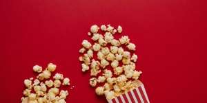 Alasan Ngemil Popcorn Pas Nonton di Bioskop Bikin Ketagihan