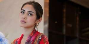 Tampil Seksi, Sandal Teplek Jessica Iskandar Bikin Salfok