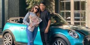 FOTO: Kado Mini Cooper & 4 Momen Mesra Sarah Ahmad-Nurhidayat