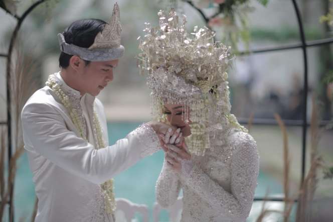 Menikah Muda dengan Dinda Hauw, Rey Mbayang Tak Khawatirkan Karier