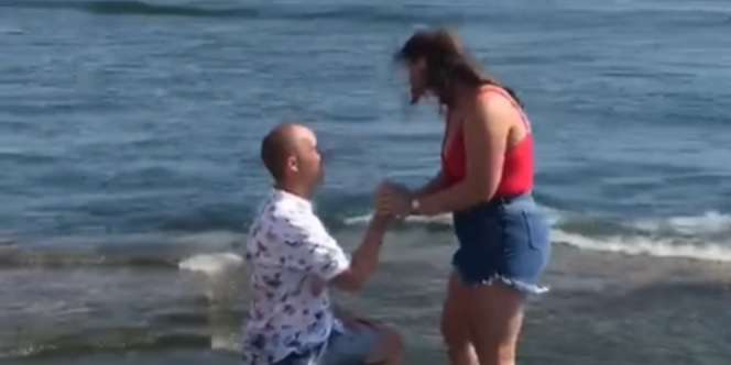 Stay Cool Meski Malu, Lihat Momen Pria Terpeleset Saat Melamar Kekasih di Pantai