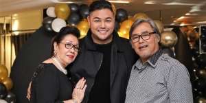 10 Potret Kebersamaan Ivan Gunawan dengan Mendiang Ayah, Akrab Banget!