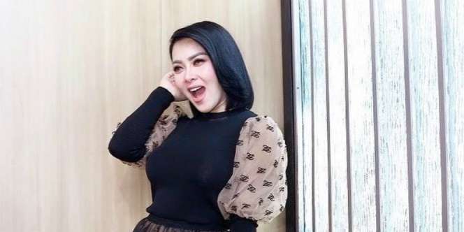Mirip None Jepang, Intip Potret Syahrini Bergaun Klasik Mewah
