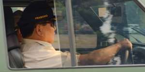 Potret Menhan Prabowo Subianto Menjinakkan Rantis 'Maung'