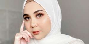 Gaya Modis Kesha Ratuliu Padukan Block Heels dan Hijab Outfit