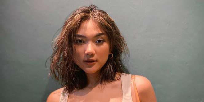 Siapkan Lagu Baru, Tampilan Marion Jola dengan Low V-Neck Bikin Warganet Ngiler!
