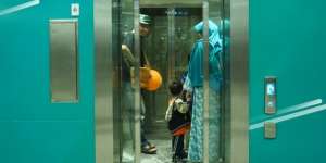 Hanya 1 Menit di Lift Apartemen, Wanita Ini Tularkan Covid-19 ke 71 Orang