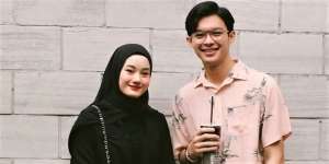 Abaikan Cibiran Netizen, Rey Mbayang dan Dinda Hauw Pamer Pose Mesra di Kamar