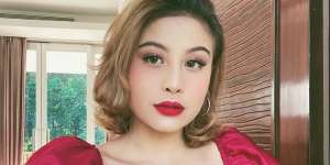 Tampil Seksi Saat Kencan, Tatapan Awkarin Bikin Tegang
