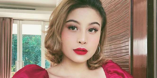 Tampil Seksi Saat Kencan, Tatapan Awkarin Bikin Tegang